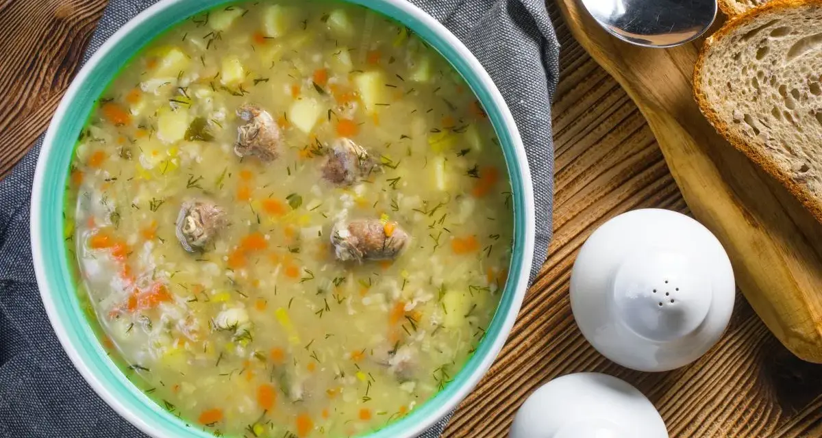 Aromaticzny zupa krupnik przepis babci, pełna ziemniaków, marchewki i mięsa, podana z chlebem.