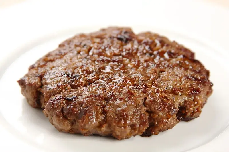 Jak smażyć mięso na burgery, aby były soczyste i pełne smaku