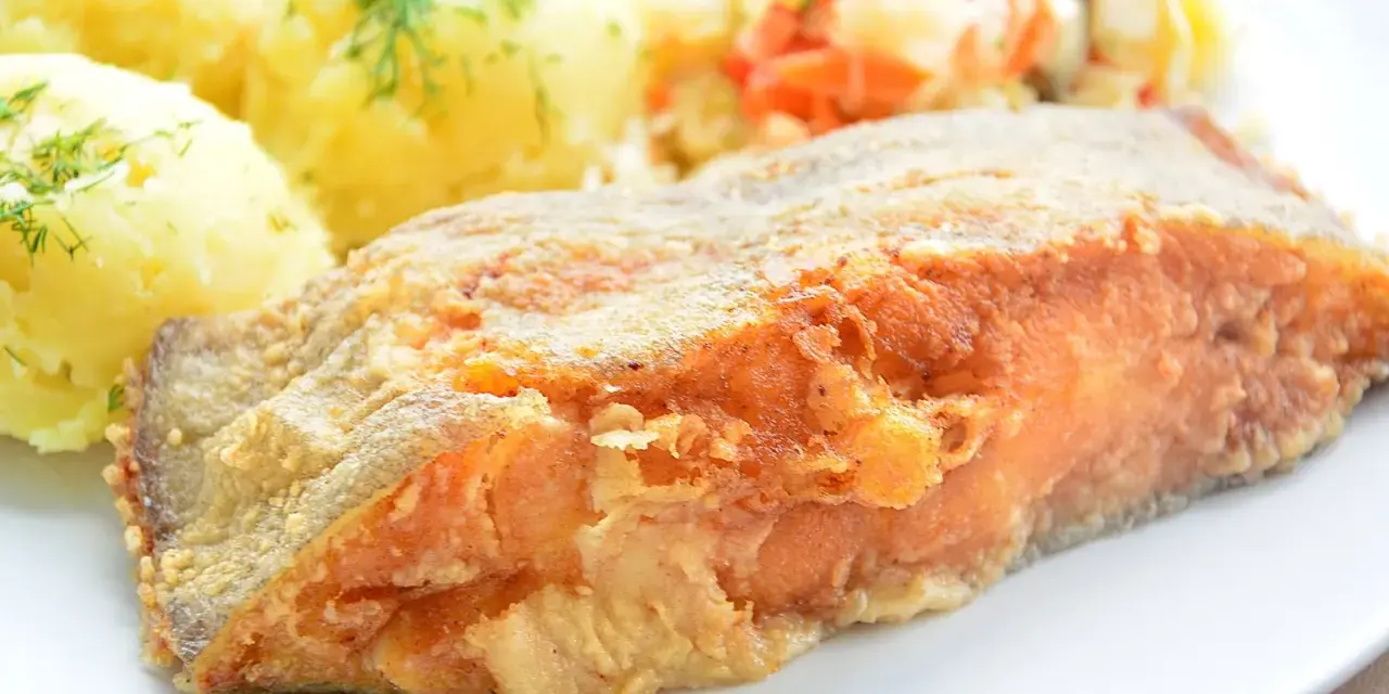 Chrupiący halibut smażony na złoto, podany z puree ziemniaczanym i surówką. Pyszny obiad gotowy!