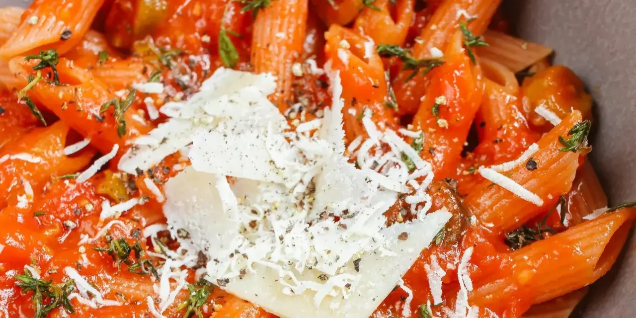 Penne z sosem pomidorowym, oliwkami i parmezanem. Idealny obiad na szybko, gdy brakuje czasu na gotowanie.