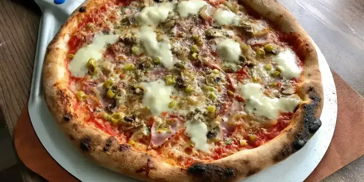 Pyszna pizza z pieczarkami, oliwkami i mozzarellą na chrupiącym cieście. Proste ciasto na pizzę zawsze wychodzi idealnie!