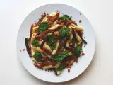 Penne z suszonymi pomidorami, bazylią i pokruszonym tofu. Pyszne i zdrowe danie.