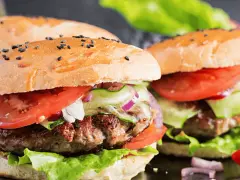Soczysty burger: Jak nie psuć mięsa? Sekrety idealnej tekstury