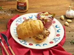 Pyszny BLT z czeską musztardą Prymat, podany z surówką i czosnkiem. Idealny na szybki obiad.