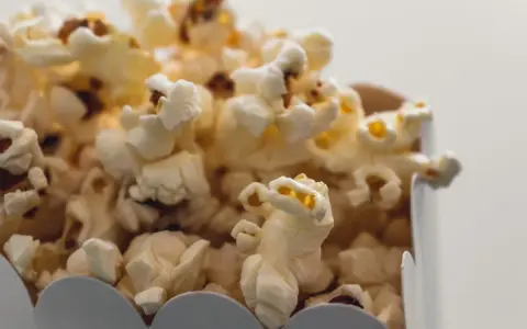 Chrupiący popcorn w pudełku, idealny na wieczór filmowy. Zastanawiasz się nad popcorn kcal?