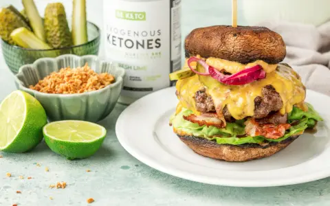 Soczysty keto burger w sałacie: Przepis + triki, by się nie rozpadł