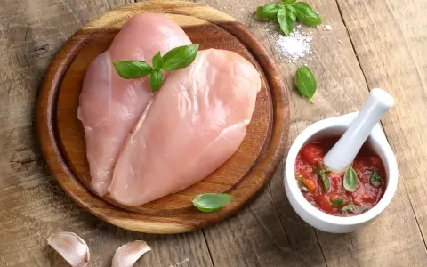 Ile kcal ma kurczak? Zaskakujące różnice w kaloryczności mięsa