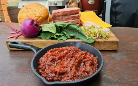 Sos BBQ z whiskey: Przepis na burgera marzeń? Zrób go sam!