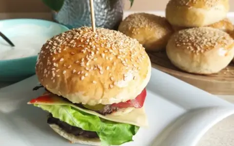 Co zrobić z bułki do hamburgerów? 10 kreatywnych przepisów, które zaskoczą