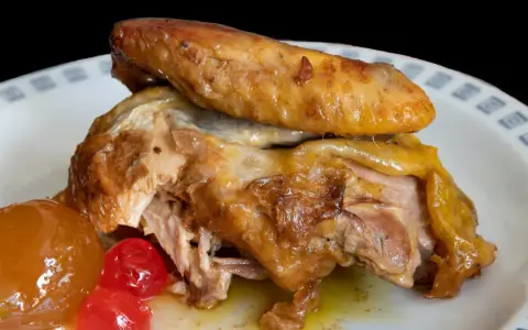 Indyk czy kurczak? Które mięso lżejsze? Kalorie, tłuszcz, dieta