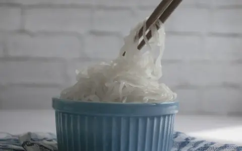 Makaron konjac na keto: czy warto? Zalety, wady, przepisy