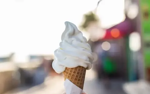 Pyszne lody włoskie w wafelku, idealne na upalny dzień. Choć kuszą smakiem, warto pamiętać o ich kcal.