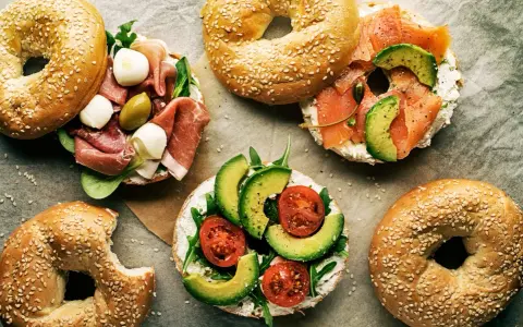 Pyszne bajgle z łososiem, awokado, pomidorami, szynką i mozzarellą – idealne co zamiast chleba na śniadanie czy lunch.