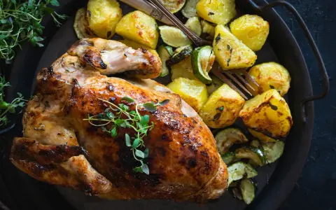 Perliczka pieczona z ziemniakami i cukinią. Przepis Ani Gotuje to gwarancja pysznego obiadu.