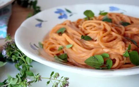 Zagęść sos pomidorowy bez mąki: sekrety idealnego spaghetti!