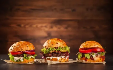 Ile kalorii ma hamburger domowy? Sprawdź, co naprawdę jesz