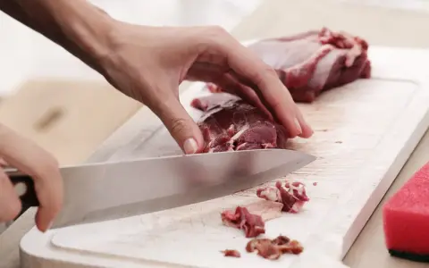 Krojenie mięsa w poprzek włókien: sekret kruchości i smaku