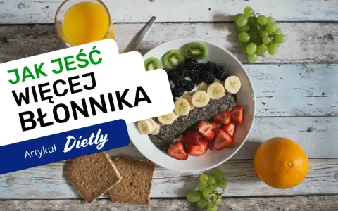Jak jeść więcej błonnika? Pyszna owsianka z owocami, chleb pełnoziarnisty i sok pomarańczowy – idealne produkty bogate w błonnik na zdrowy start dnia.