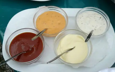 Prosty sos do burgera: majonez i musztarda. Zrób go w 2 minuty!