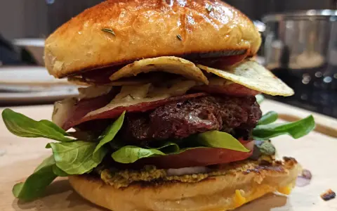Bułka do burgera: Piekarnik czy patelnia? Klucz do idealnej tekstury.