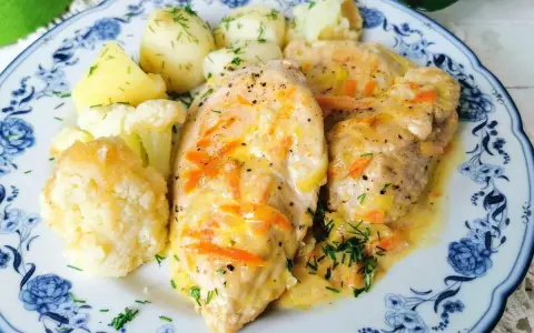 Filet z indyka w sosie własnym, gotowany przez Anię, podany z ziemniakami i kalafiorem. Pyszne danie!