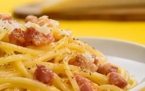 Pyszna carbonara z guanciale i parmezanem. Jaki ser do carbonary? Tylko najlepszy!