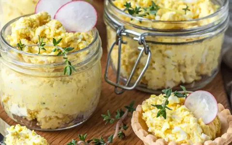 Pyszna pasta jajeczna, idealna na kanapki. Prosty przepis na pastę jajeczną, która zachwyci smakiem.