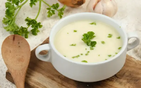Aksamitny krem z białych warzyw, idealny na szybki obiad. Prosty przepis na rozgrzewającą zupę.