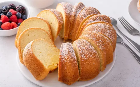 Puszysta babka piaskowa, idealna na deser. Ten przepis babci to gwarancja sukcesu. Podana z owocami leśnymi i bitą śmietaną.