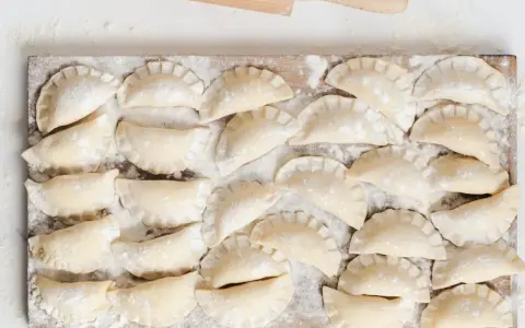 Sekret idealnego ciasta na pierogi: koniec z klejeniem i rwaniem!