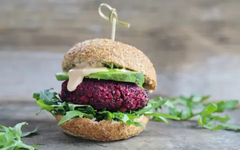 Sekret zwartego burgera: Grilluj bez rozpadania! Poradnik.