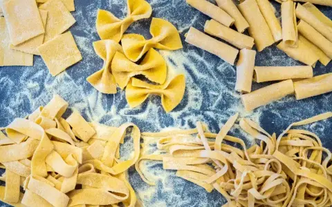 Różne rodzaje domowego makaronu: kwadraty, kokardki, rurki, tagliatelle. Idealne do nauki, jak ugotować makaron.