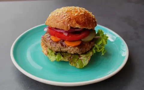 Rozmoknięta bułka w burgerze? 7 zasad na idealny kęs!