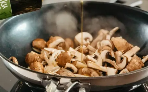 Test dłoni: Smaż burgery jak szef kuchni, bez termometru!