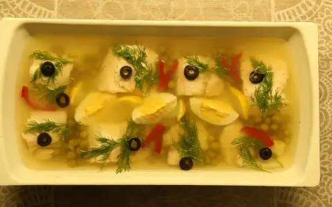 Elegancka ryba w galarecie z jajkiem, oliwkami, groszkiem i koperkiem. Pyszna, tradycyjna potrawa.