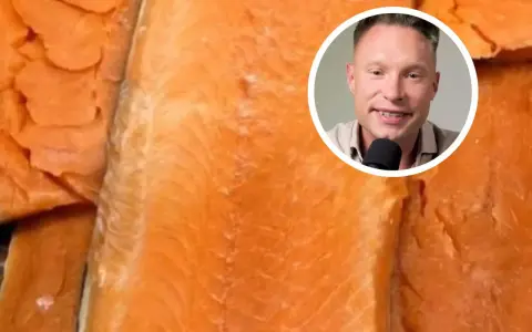 Biała substancja na łososiu? Jak piec, by jej uniknąć!
