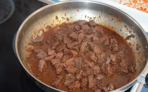 Jak uratować twarde mięso w gulaszu? Sekrety kruchości wołowiny