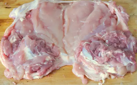 Kurczak na roladę bez kości? Opanuj luzowanie krok po kroku!