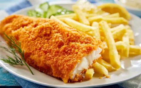 Chrupiący filet po parysku z frytkami i cytryną. Idealny posiłek na szybki lunch.