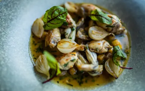Gdzie zjeść żabie udka w Paryżu: najlepsze restauracje i sekrety smaków