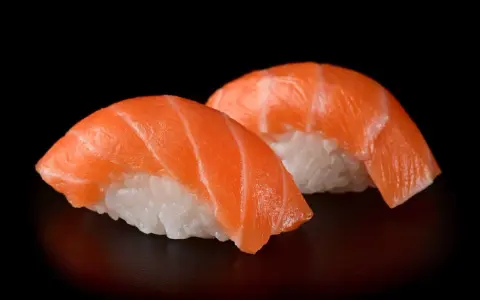 Sushi w upały: Czy surowa ryba jest bezpieczna? Ekspert radzi