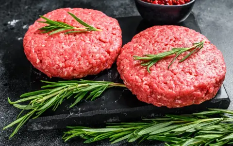 Idealne kotlety do burgerów bez prasy? Poznaj domowe triki!