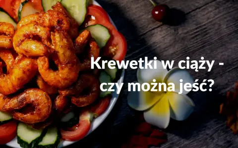 Talerz z krewetkami w sosie, pomidorami i ogórkiem. Tekst: "Krewetki w ciąży - czy można jeść?".