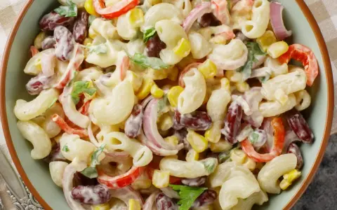 Sałatka z makaronem orzo i ogórkiem: przepis na hit każdej imprezy!