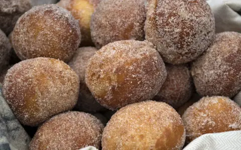 Pączki z ziemniakami Ewy Wachowicz, obtoczone w cukrze z cynamonem, wyglądają apetycznie.