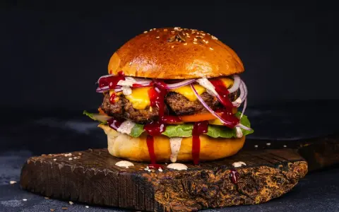 Jak smażyć burgery wołowe, aby były soczyste i pełne smaku