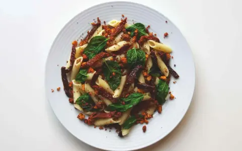 Penne z suszonymi pomidorami, bazylią i pokruszonym tofu. Pyszne i zdrowe danie.
