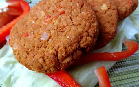Burger z ciecierzycy: jak zrobić perfekcyjny kotlet, który się nie rozpada?