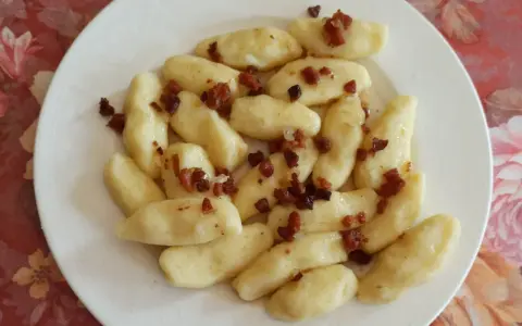 Kopytka z boczkiem, jak u babci! Pyszne ciasto na kopytka przepis babci.
