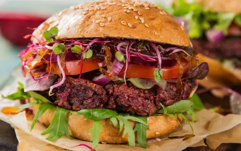 Puszyste burgery z chudego mięsa? Odkryj sekrety soczystości!